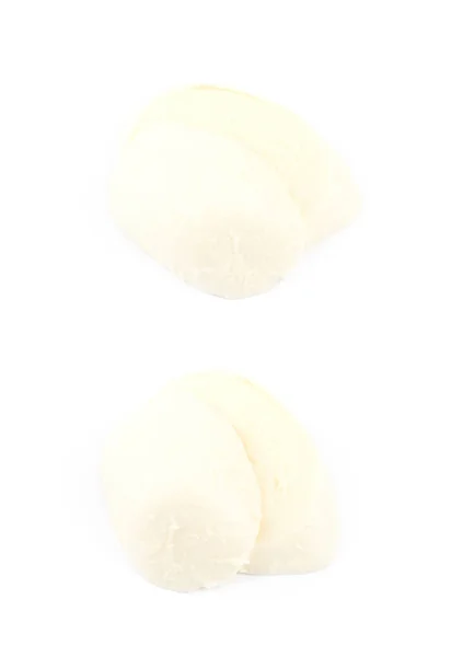 Schijfjes mozzarella kaas geïsoleerd — Stockfoto