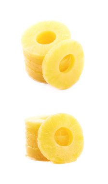 Beyaz arka plan üzerinde izole konserve ananas dilim kompozisyon ayarla iki farklı foreshortenings