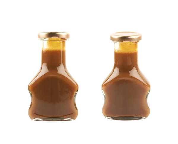 Бутылка карамельного соуса изолирована — стоковое фото