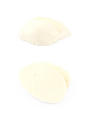 İzole dilimlenmiş mozzarella peyniri