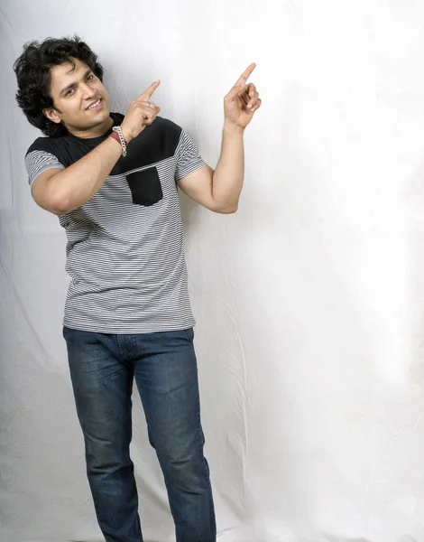 Hintli erkek modeli gösteren üst yol gülümseyen