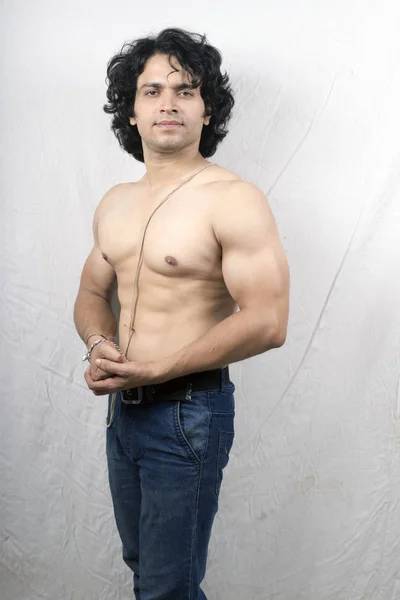 Junge Indische Fitness Modell Posiert Bizeps — Stockfoto