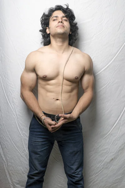 Joven Indio Fitness Modelo Posando Bíceps —  Fotos de Stock