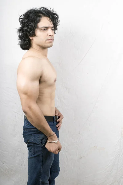 Model Młody Fitness Indyjski Pozowanie Biceps — Zdjęcie stockowe