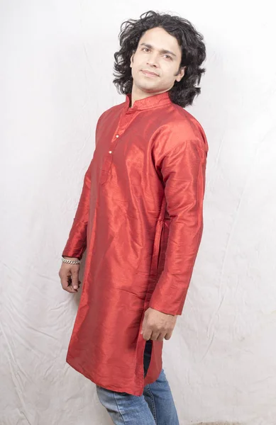 Modelo indiano vestindo kurta vermelho — Fotografia de Stock