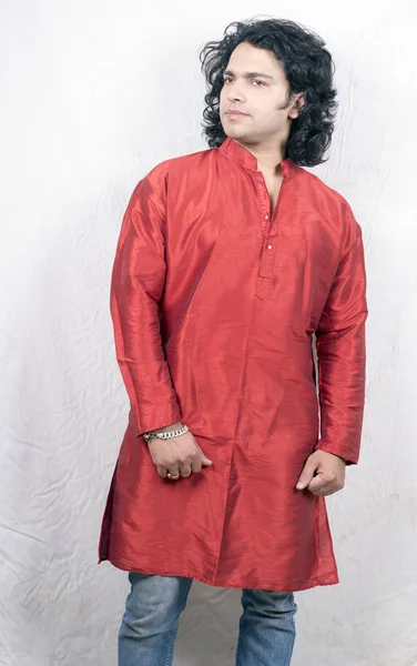 Indiana masculino modelo vestindo vermelho kurta — Fotografia de Stock