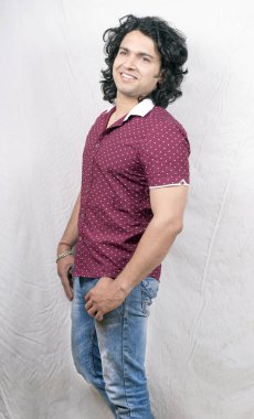 kırmızı yarım gömlek giyen hint modeli 