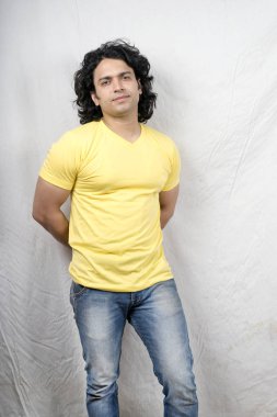 sarı tshirt ile poz modeli