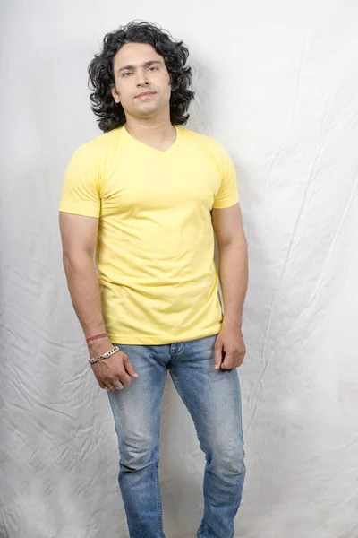 Modelo indiano vestindo camiseta amarela — Fotografia de Stock