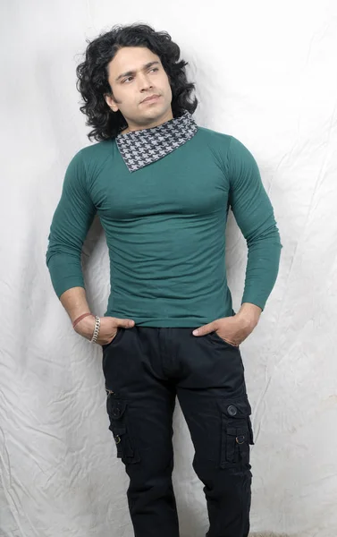 Model indického muže v zeleném tričku — Stock fotografie