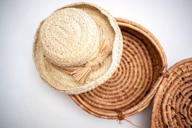 El yapımı dokuma sepeti hasır şapka