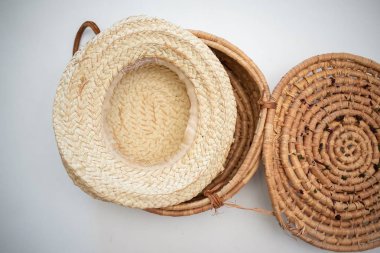 El yapımı dokuma sepeti hasır şapka