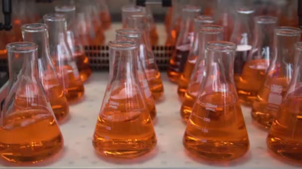 Equipo químico de laboratorio, mezclador . — Vídeo de stock