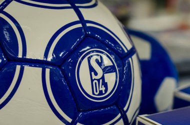 Soest, Almanya - 27 Aralık. 2017: top logo Fc Schalke 04 ile
