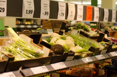 Soest, Almanya - 16 Aralık 2017: Gıda Lidl raflara. Lidl Stiftung ve Co. Kg.