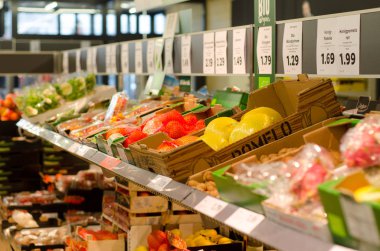 Soest, Almanya - 16 Aralık 2017: Gıda Lidl raflara. Lidl Stiftung ve Co. Kg.