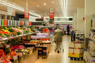 Soest, Almanya - 16 Aralık 2017: Süpermarkette Lidl alıcılar. Lidl Stiftung ve Co. Kg.