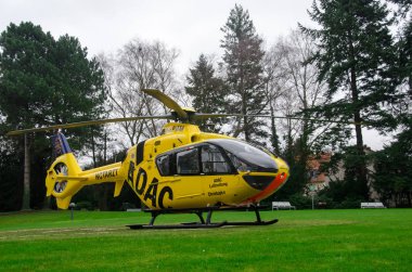 Soest, Almanya - 23 Aralık 2017: Adac tıbbi acil helikopter (Luftrettung) Eurocopter Ec-135 P2