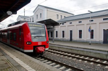 Soest, Almanya - 26 Aralık 2017: Dbag sınıf 425 tren Deutsche Bahn (bölgesel tren) tren istasyonunda.