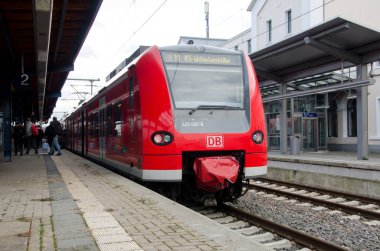 Soest, Almanya - 26 Aralık 2017: Dbag sınıf 425 tren Deutsche Bahn (bölgesel tren) tren istasyonunda.