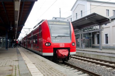 Soest, Almanya - 26 Aralık 2017: Dbag sınıf 425 tren Deutsche Bahn (bölgesel tren) tren istasyonunda.