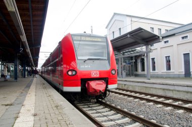 Soest, Almanya - 26 Aralık 2017: Dbag sınıf 425 tren Deutsche Bahn (bölgesel tren) tren istasyonunda.