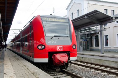 Soest, Almanya - 26 Aralık 2017: Dbag sınıf 425 tren Deutsche Bahn (bölgesel tren) tren istasyonunda.