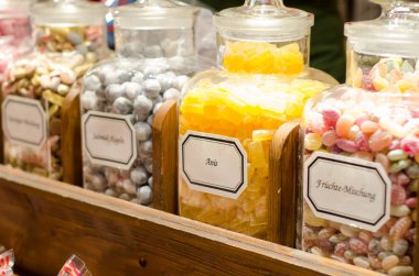 Doldurulmuş cam şeker kavanoz