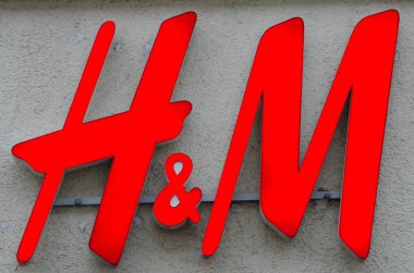 Soest, Almanya - 18 Aralık 2017: H ve M duvarın üzerinde oturum açın. H ve M Hennes ve Mauritz Ab yolunda bir İsveç çokuluslu giyim-perakende şirketi, erkekler, kadınlar, gençler ve çocuklar için giyim.