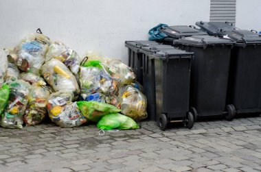 Plastik çöp konteynırları ve çöp torbaları.