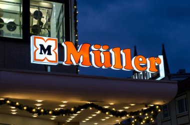 Soest, Almanya - 18 Aralık 2017: Logo işareti Muller mağaza. Almanya'nın Ulm kentinde merkezi perakende mağazaları zincirine Muller Ltd. & Co. Kg olduğunu.