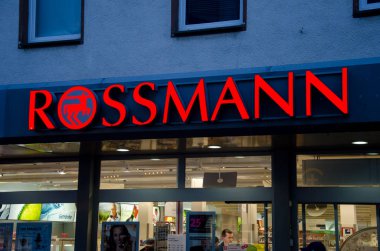 Soest, Almanya - 19 Aralık 2017: Rossmann mağaza. Rossmann Almanya'nın en büyük ikinci ilaç deposu Avrupa'nın diğer 3.600 mağazasıyla olduğunu.