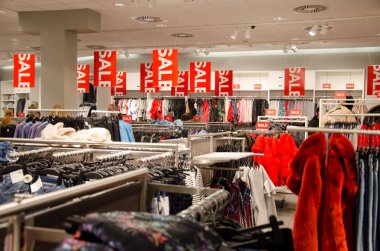 Soest, Almanya - 19 Aralık 2017: Alıcılar H ve M giyim mağazası. H ve M Hennes ve Mauritz Ab yolunda bir İsveç çokuluslu giyim-perakende şirketi, erkekler, kadınlar, gençler ve çocuklar için giyim.