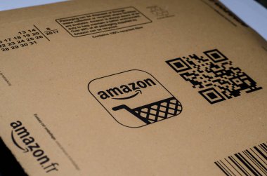 Soest, Almanya - 19 Aralık 2017: Amazon logolu Qr code karton zarf üzerinde. Amazon.com, Inc, bir Amerikan elektronik ticaret ve bulut bilgisayar şirketi olduğunu.