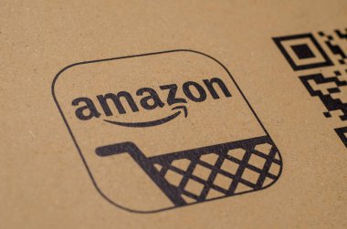 Soest, Almanya - 19 Aralık 2017: Amazon logolu Qr code karton zarf üzerinde. Amazon.com, Inc, bir Amerikan elektronik ticaret ve bulut bilgisayar şirketi olduğunu.
