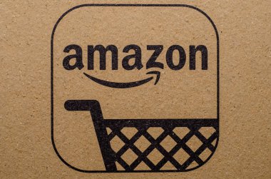 Soest, Almanya - 19 Aralık 2017: Amazon logosuna karton zarf. Amazon.com, Inc, bir Amerikan elektronik ticaret ve bulut bilgisayar şirketi olduğunu.