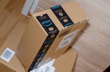 Soest, Almanya - 19 Aralık 2017: Karton kutu güvenlik kapaklar üzerinde Amazon Prime logo baskılı. Amazon Prime Amazon.com tarafından sunulan bir ücretli abonelik hizmetidir. Açıklayıcı yazı işleri.