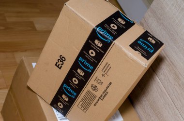 Soest, Almanya - 19 Aralık 2017: Karton kutu güvenlik kapaklar üzerinde Amazon Prime logo baskılı. Amazon Prime Amazon.com tarafından sunulan bir ücretli abonelik hizmetidir. Açıklayıcı yazı işleri.