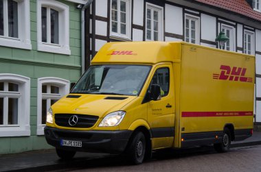 Soest, Almanya - 20 Aralık 2017: Dhl araba sokakta park edilmiş. DHL lojistik sektöründe global pazar lideridir.