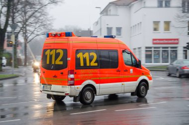 Soest, Almanya - 20 Aralık 2017: Bir sokakta Alman ambulans servisi araba kullanıyor. Aranan Avrupa Acil durum numarası 112 olduğunu ücretsiz olarak yangın ve acil yardım için kullanılır.