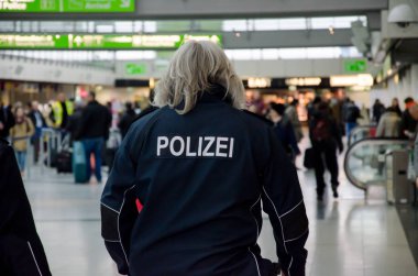 Dortmund, Almanya - 13 Aralık 2017: Havaalanı polis. Dortmund Havaalanı (Dtm)