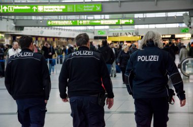 Dortmund, Almanya - 13 Aralık 2017: Havaalanı polis. Dortmund Havaalanı (Dtm)
