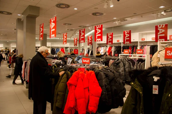 Soest Alemanha Dezembro 2017 Compradores Loja Roupas Hennes Mauritz Uma — Fotografia de Stock