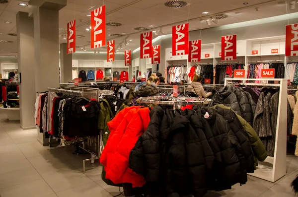 Soest Alemanha Dezembro 2017 Compradores Loja Roupas Hennes Mauritz Uma — Fotografia de Stock