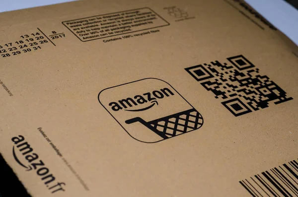 Soest Alemania Diciembre 2017 Logotipo Amazon Con Código Sobre Cartón — Foto de Stock