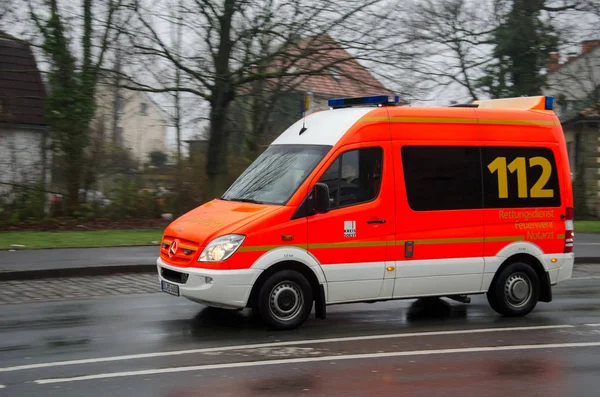 Soest Tyskland December 2017 Tysk Ambulance Service Bil Kör Gata — Stockfoto