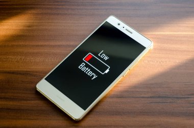 Soest, Almanya - 13 Ocak 2018: Yazıt düşük pil üstünde perde-in Huawei P9 lite.