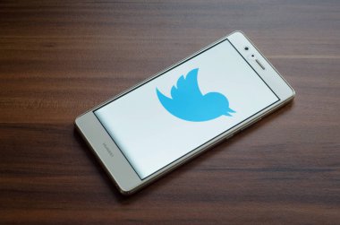 Soest, Almanya - 13 Ocak 2018: Twitter logo üstünde perde-in Huawei P9 lite. Twitter bir online haber ve kullanıcıların posta ve mesajları ile etkileşim sosyal ağ hizmeti olduğunu.