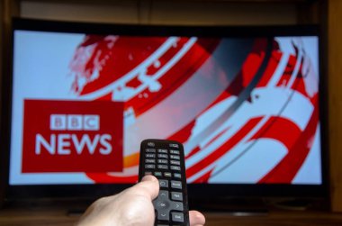 Soest, Almanya - 14 Ocak 2018: Tv. Bbc News Bbc haberleri izleyen adamım bir operasyonel iş British Broadcasting Corporation (Bbc bölümüdür).