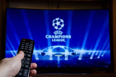 Soest, Almanya - 14 Ocak 2018: Uefa Şampiyonlar Ligi TV izleyen adamım. Uefa Şampiyonlar Ligi yıllık kıta Kulübü futbol yarışmasıdır.